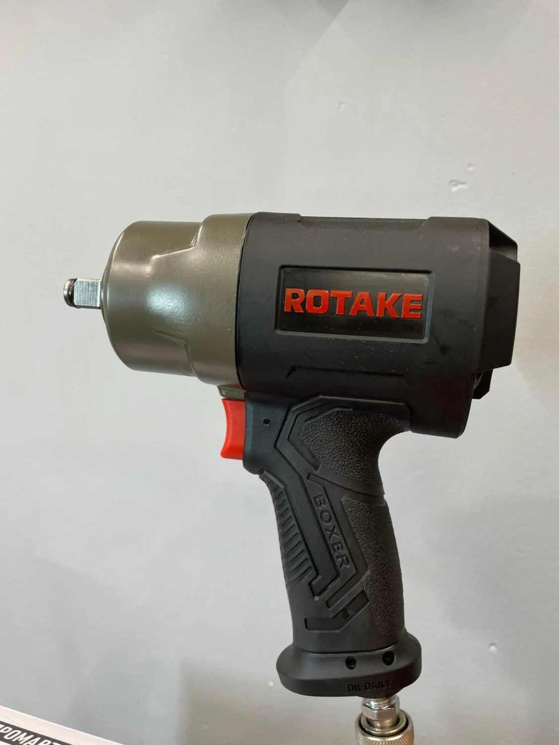 Пневмогайковерт ROTAKE RT-5274 1/2 1680Нм, 8600об/мин, вес 1,99кг Пневмогайковерт ROTAKE RT-5274 1/2 1680Нм, 8600об/мин, вес 1,99кг